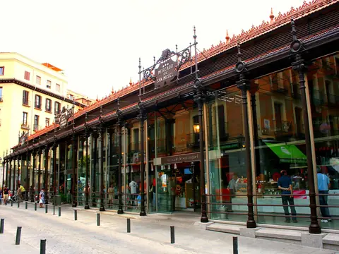 Fachada de hierro y cristal del Mercado de San Miguel